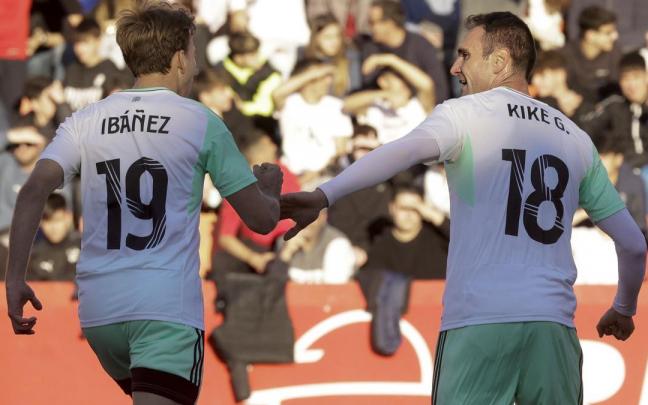 Kike Garc&iacute;a celebra con Ib&aacute;&ntilde;ez el primer gol al N&agrave;stic en los dieciseisavos de final de la Copa.