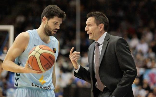 Uriz escucha las indicaciones de Natxo Lezkano durante su etapa como jugador.