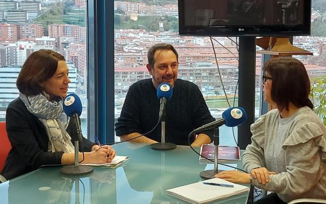 De izquierda a derecha: Arantza Chacón, de Zehar Errefuxiatuekin, Iñigo Cortazar, de Cáritas Bizkaia y Marta Martin, directora de Deia.