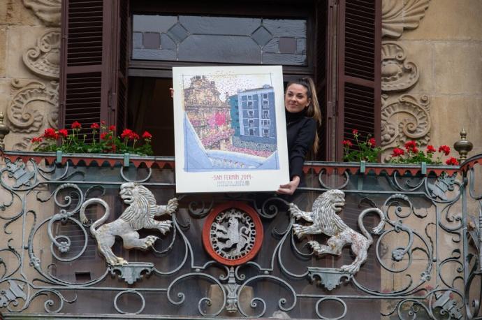 Taínta posando con su cartel "Ayer soñé con un 6 de julio", ganador del concurso de carteles de San Fermín 2019