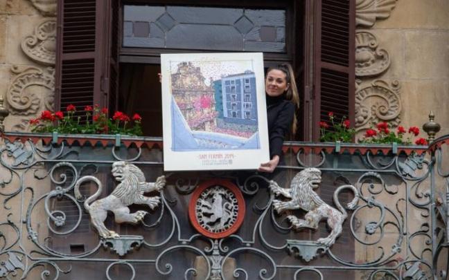 Taínta posando con su cartel "Ayer soñé con un 6 de julio", ganador del concurso de carteles de San Fermín 2019 Taínta posando con su cartel "Ayer soñé con un 6 de julio", ganador del concurso de carteles de San Fermín 2019
