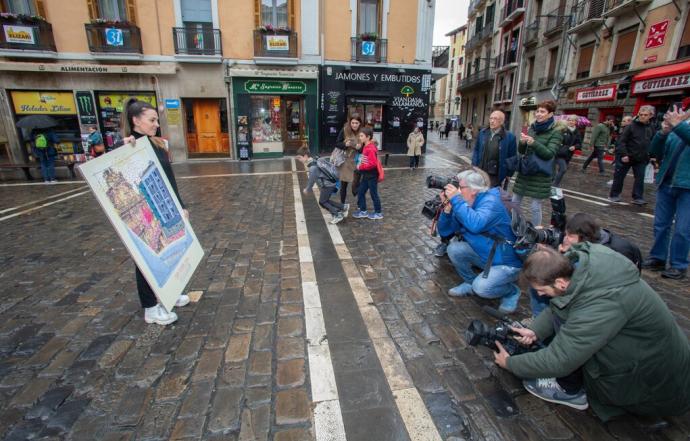 Edurne Taínta posa con su cartel 'Ayer soñé con un 6 de julio', ganador del concurso de carteles de San Fermín 2019