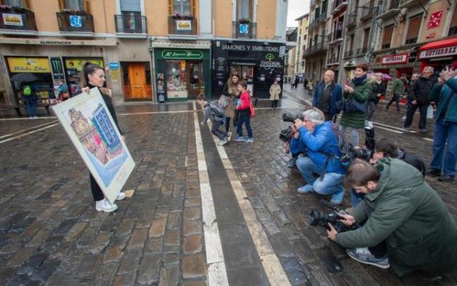 Edurne Taínta posa con su cartel 'Ayer soñé con un 6 de julio', ganador del concurso de carteles de San Fermín 2019 Edurne Taínta posa con su cartel 'Ayer soñé con un 6 de julio', ganador del concurso de carteles de San Fermín 2019