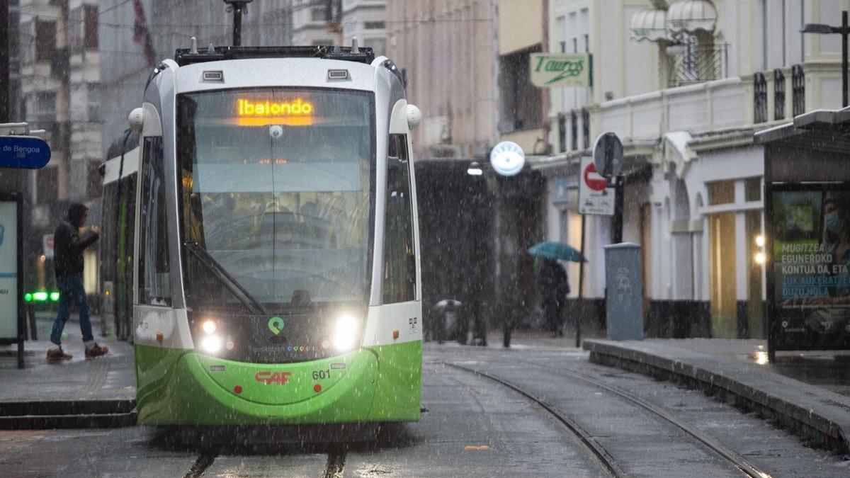 Una unidad del tranvía circula por el centro de Gasteiz.