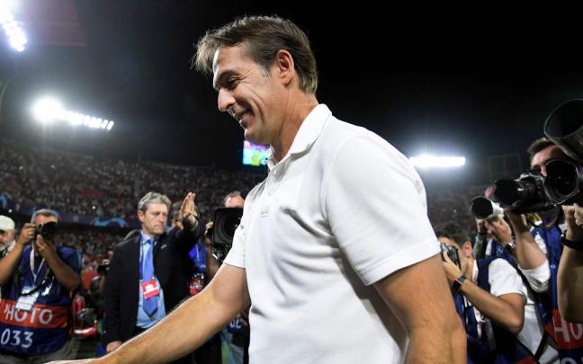 Julen Lopetegui, rodeado de fotógrafos, en el banquillo antes de comenzar el partido ante el Dortmund. Julen Lopetegui, rodeado de fotógrafos, en el banquillo antes de comenzar el partido ante el Dortmund.
