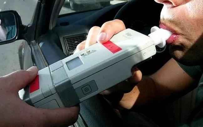 Una persona se somete a la prueba del alcoholímetro Una persona se somete a la prueba del alcoholímetro