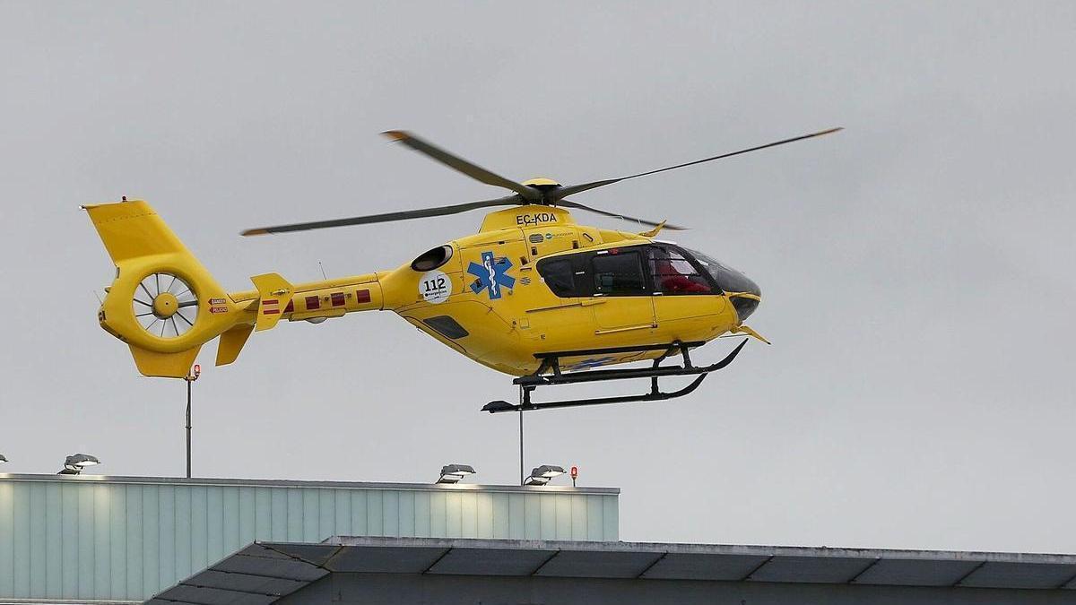 Un helicóptero despega del helipuerto del edificio de Urgencias del HUN.