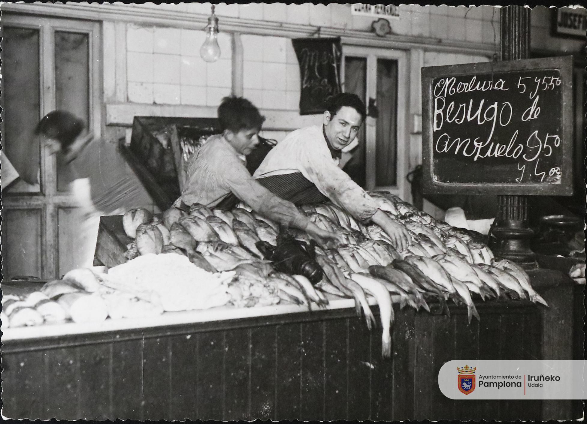 Pescadería con el precio del besugo en 1932