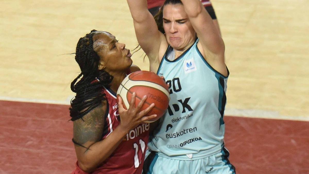 Brooque Williams es frenada por Natalia Rodríguez.