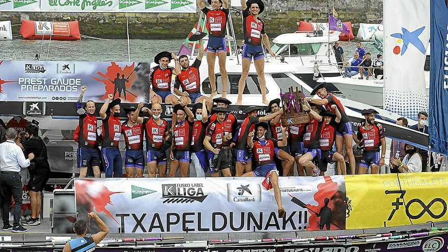 Santurtzi celebra por todo lo alto la conquista de la &uacute;ltima edici&oacute;n de la Eusko Label Liga. | FOTO: JOS&Eacute; MARI MART&Iacute;NEZ