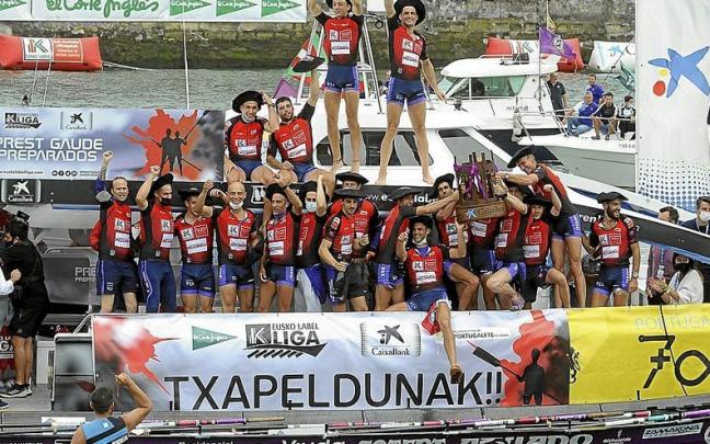 Santurtzi celebra por todo lo alto la conquista de la &uacute;ltima edici&oacute;n de la Eusko Label Liga. | FOTO: JOS&Eacute; MARI MART&Iacute;NEZ