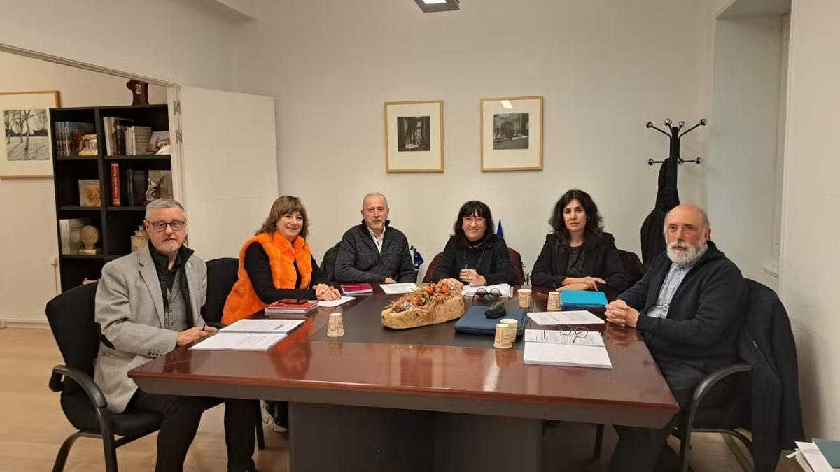 La consejera Ana Ollo, junto al director general Martín Zabalza, en la reunión con representantes del Instituto Vasco de Criminología.