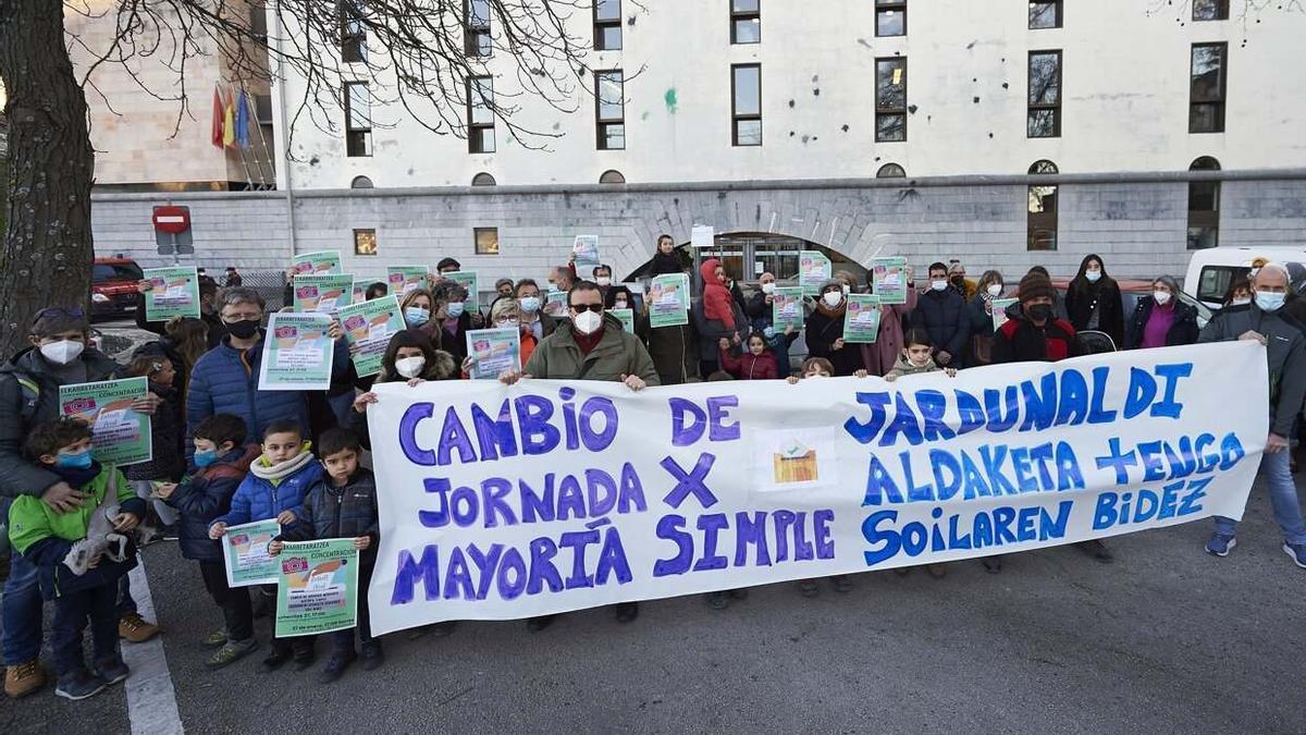 Concentración del grupo de familias 'Cambio de jornada mediante mayoría simple. Hacia una votación democrática'