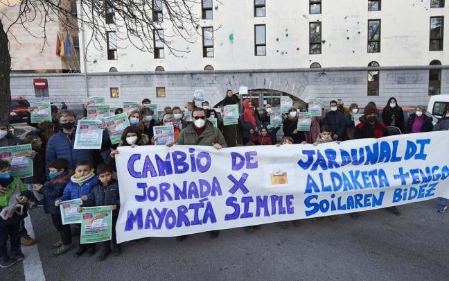 Concentración del grupo de familias 'Cambio de jornada mediante mayoría simple. Hacia una votación democrática' Concentración del grupo de familias 'Cambio de jornada mediante mayoría simple. Hacia una votación democrática'