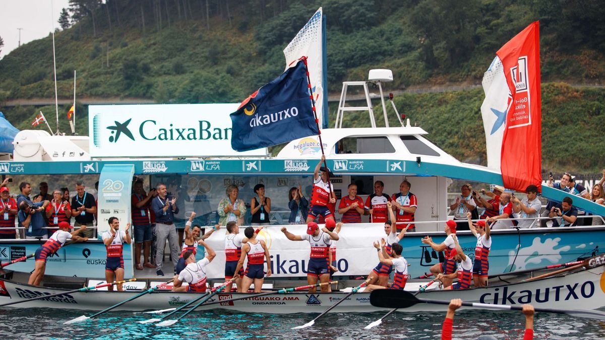 La tripulación de Ondarroa recibe la bandera.