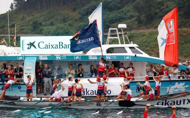 La tripulaci&oacute;n de Ondarroa recibe la bandera.