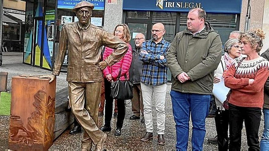 La nieta de Arrue junto a la escultura, acompañada por la autora de la pieza y el alcalde de Laudio.