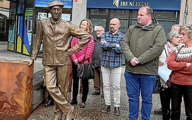 La nieta de Arrue junto a la escultura, acompañada por la autora de la pieza y el alcalde de Laudio.