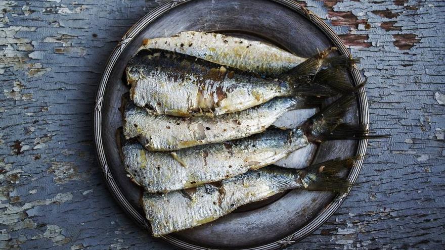 El pescado azul tiene mayor contenido de vitamina D y grasas omega-3.