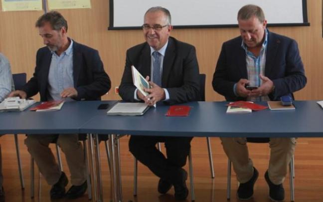 Patxi Fernández, director del área de Seguridad Ciudadana, Enrique Maya, alcalde de Pamplona y Javier Labairu, concejal delegado de Seguridad Ciudadana