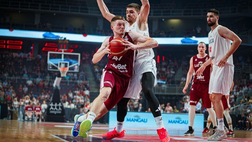Kurucs penetra ante Marinkovic en el Letonia-Serbia jugado el jueves en Riga
