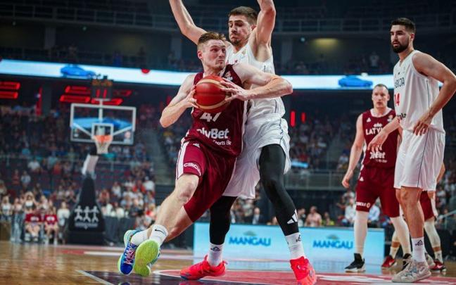 Kurucs penetra ante Marinkovic en el Letonia-Serbia jugado el jueves en Riga