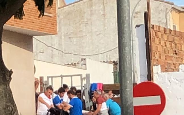 Varios participantes en el encierro, con el animal yacente en el suelo. Varios participantes en el encierro, con el animal yacente en el suelo.