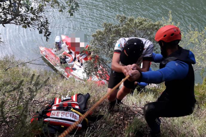 Los bomberos rescatan a cinco adultos y cuatros niños bloqueados en una zona escarpada en el pantano