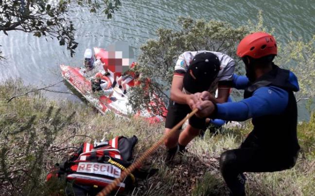 Los bomberos rescatan a cinco adultos y cuatros niños bloqueados en una zona escarpada en el pantano