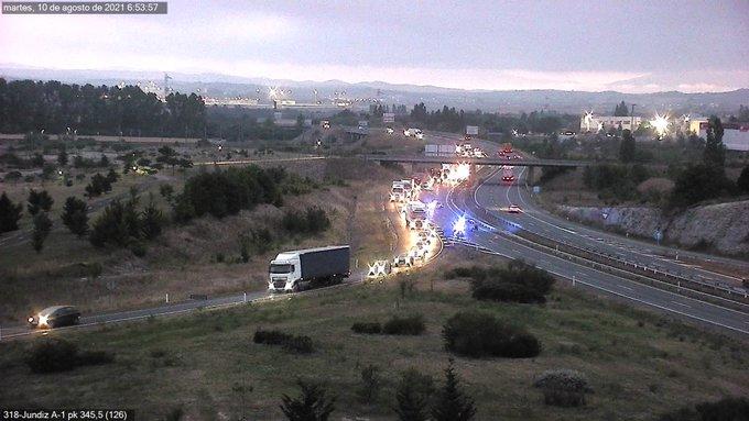 Al parecer, un camión se ha metido en la mediana y ha colisionado contra el pilar de un puente. El camionero ha quedado atrapado y ha tenido que ser rescatado por efectivos de los bomberos