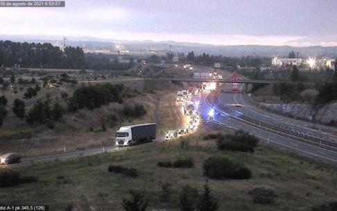 Al parecer, un camión se ha metido en la mediana y ha colisionado contra el pilar de un puente. El camionero ha quedado atrapado y ha tenido que ser rescatado por efectivos de los bomberos
