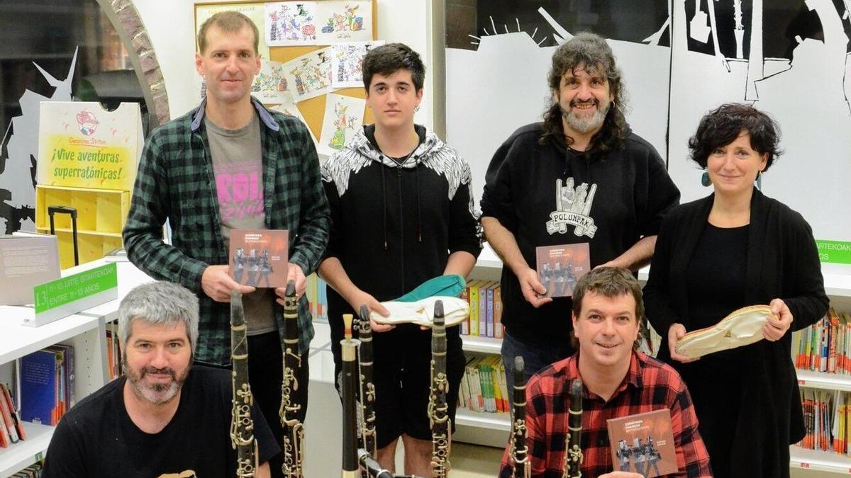 Baztango Gaitariak, con músicos que han colaborado en la grabación del disco, el día de la presentación, en la Biblioteca Pública de Baztan.