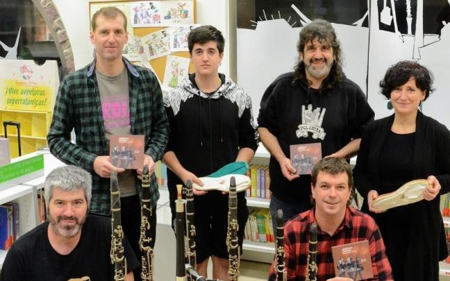 Baztango Gaitariak, con músicos que han colaborado en la grabación del disco, el día de la presentación, en la Biblioteca Pública de Baztan.