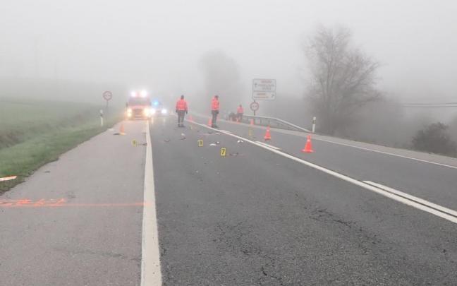 Agentes de Policía Foral, en el lugar del accidente mortal a la altura de Gulina. Agentes de Policía Foral, en el lugar del accidente mortal a la altura de Gulina.