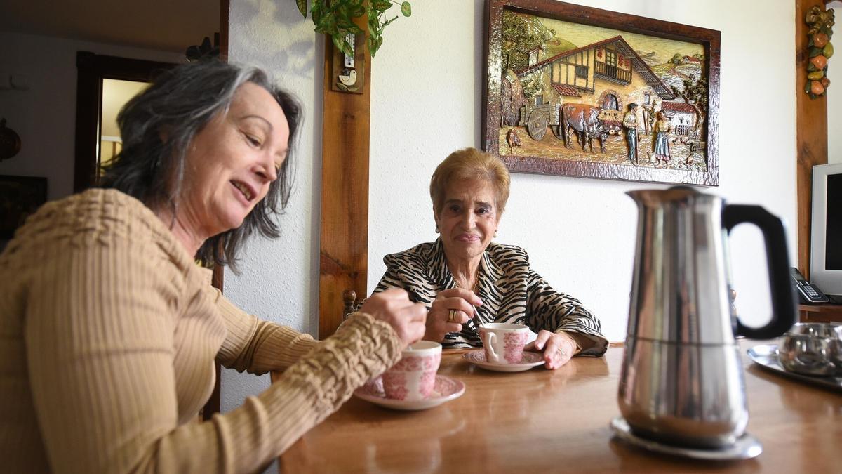 Rosa Ríos, voluntaria de Nagusilan, visitando a Juani en su casa.