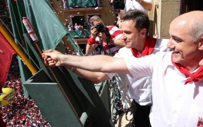 José Andrés Palacios, presidente de La Pamplonesa, y Jesús Garísoain, subdirector de La Pamplonesa prendiendo la mecha del chupinazo en 2019