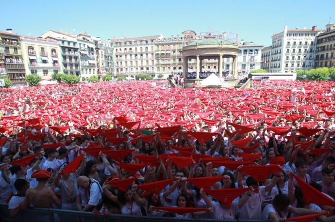 Pañuelos en alto durante el lanzamiento del chupinazo de 2019