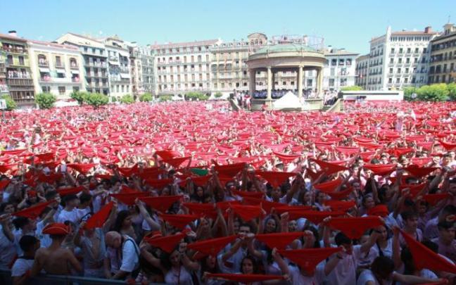 Pañuelos en alto durante el lanzamiento del chupinazo de 2019 Pañuelos en alto durante el lanzamiento del chupinazo de 2019