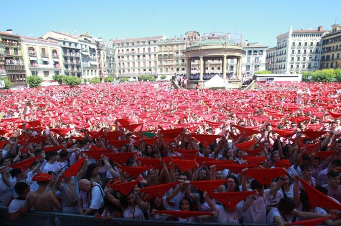 Pañuelos en alto en una abarrotada Plaza del Castillo durante el lanzamiento del Chupinazo de 2019.