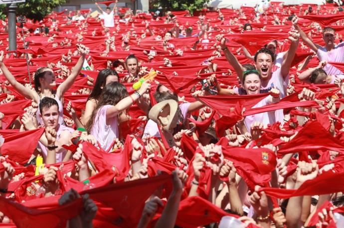 Pañuelos en alto durante el lanzamiento del Chupinazo de 2019.