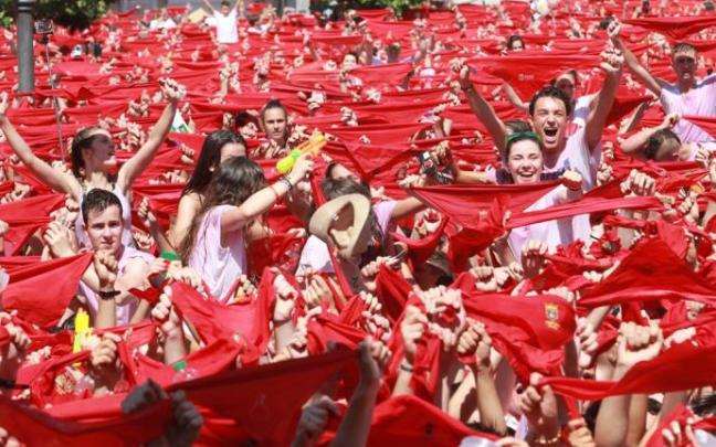 Pañuelos en alto durante el lanzamiento del Chupinazo de 2019. Pañuelos en alto durante el lanzamiento del Chupinazo de 2019.