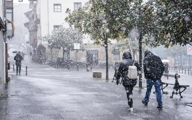 Dos personas pasean por una calle de Gasteiz. Dos personas pasean por una calle de Gasteiz.