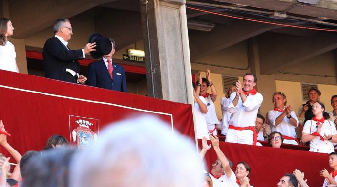 Maya saludando a Esparza, que aplaude al alcalde a su entrada a la plaza para ver la corrida del día 7 con toros de la ganadería de Puerto de San Lorenzo