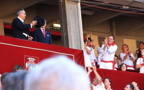 Maya saludando a Esparza, que aplaude al alcalde a su entrada a la plaza para ver la corrida del día 7 con toros de la ganadería de Puerto de San Lorenzo