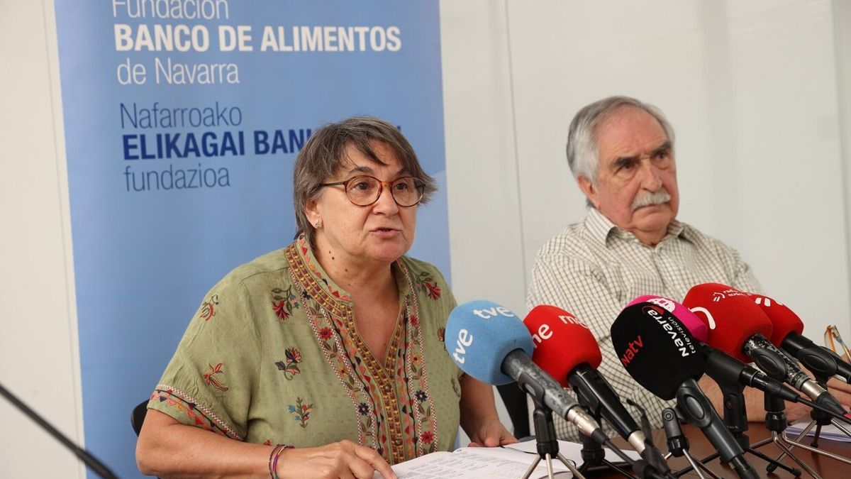 La presidenta del Banco de Alimentos, Marisol Villar, y el secretario, Ramón Navarro, ayer.