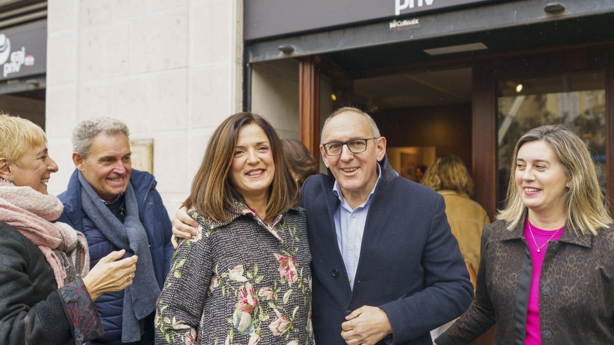 Los candidatos del PNV a la Alcaldía de Gasteiz, Beatriz Artolazabal, y a diputado general de Araba, Ramiro González