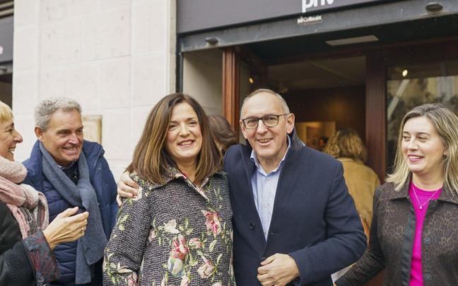 Los candidatos del PNV a la Alcaldía de Gasteiz, Beatriz Artolazabal, y a diputado general de Araba, Ramiro González