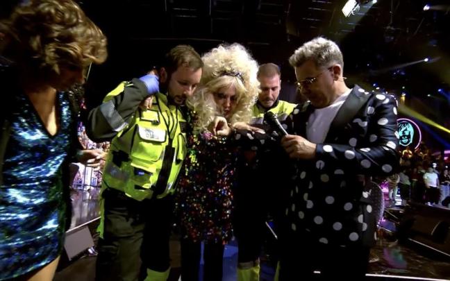 Lydia Lozano se hace un esguince tras actuar en el 'Mediafest Night Fever'.