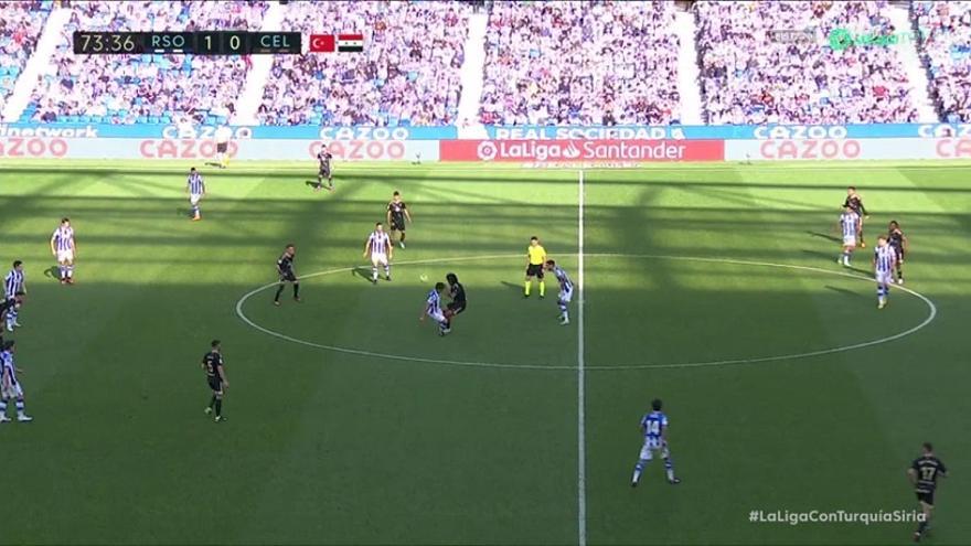 Que viéramos a la Real alejada de su registro más habitual no significa que hiciera un mal partido. De hecho, ante un gran Celta, el equipo estuvo bien hasta ese final. Roja a Tapia. No se aprecia en la imagen, pero están preparados los cambios de Marín y Navarro...