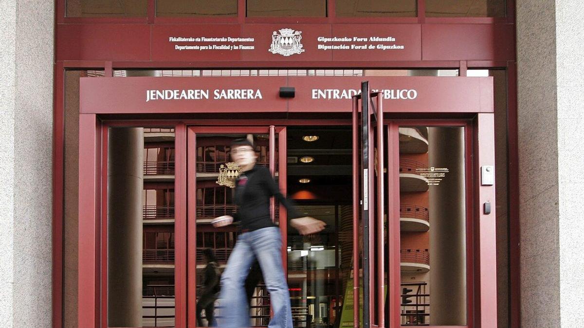 Exterior de la sede de la Hacienda de Gipuzkoa en Donostia.